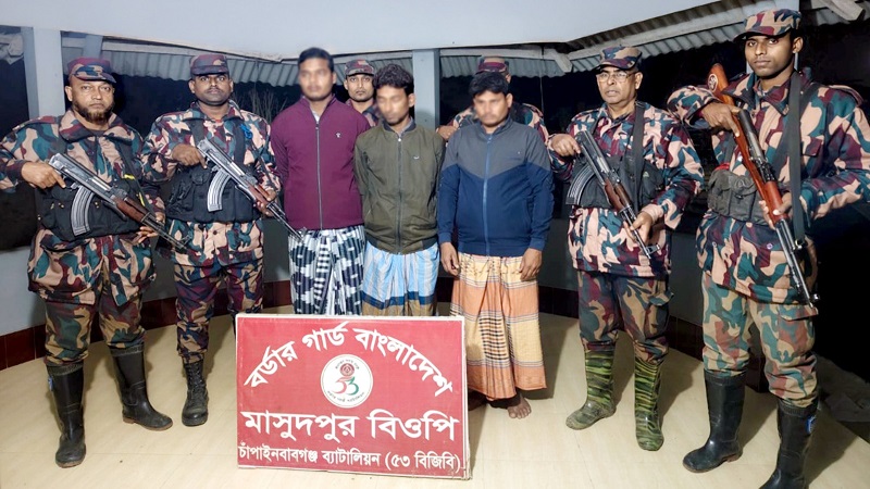 চাঁপাইনবাবগঞ্জ সীমান্তে ২ ভারতীয় গরু চোরাকারবারি ও তাদের ১ বাংলাদেশী সহযোগি গ্রেপ্তার